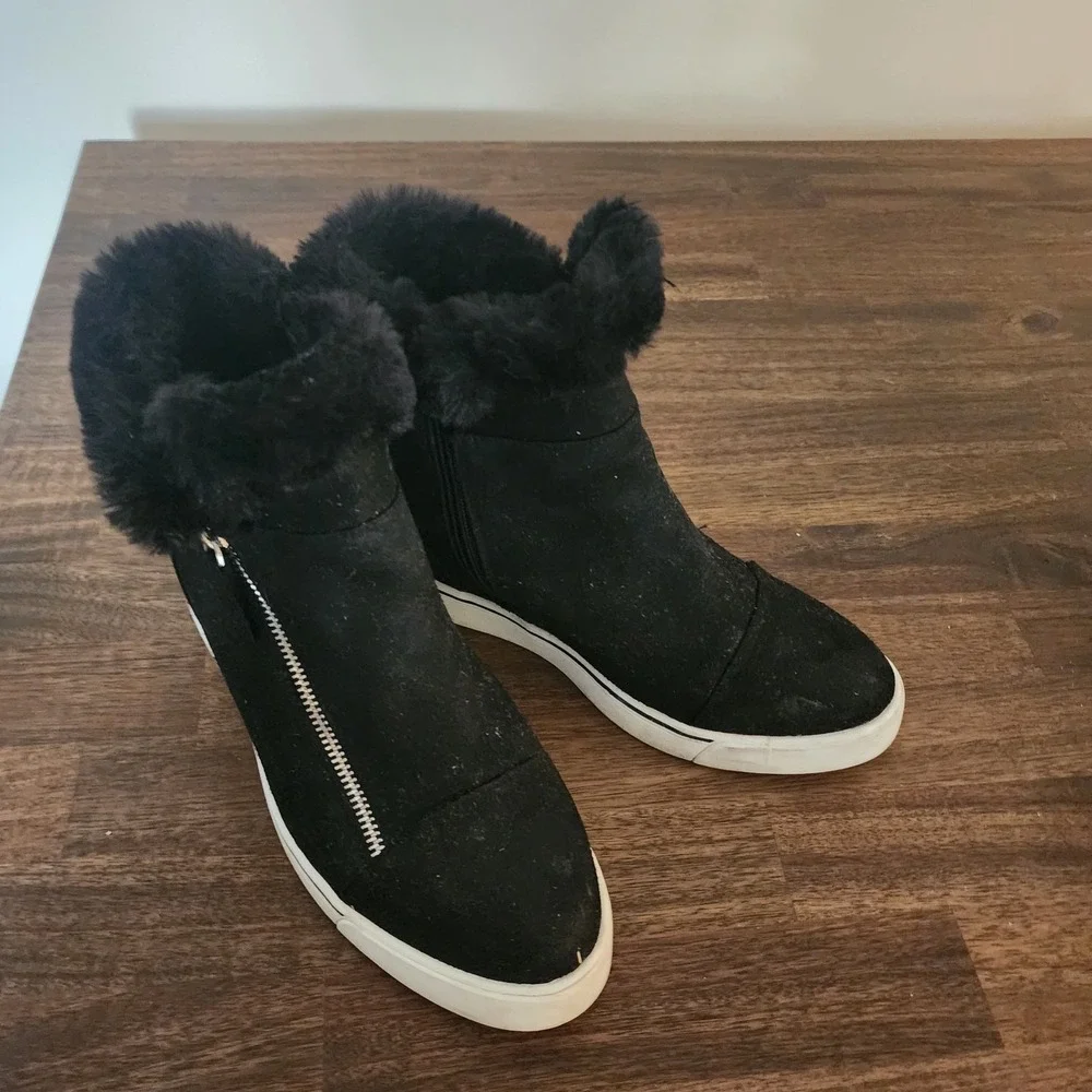 Sugar Kiwi Black Wedge Sneaker Side Zip with Faux Fur Trim Size 8